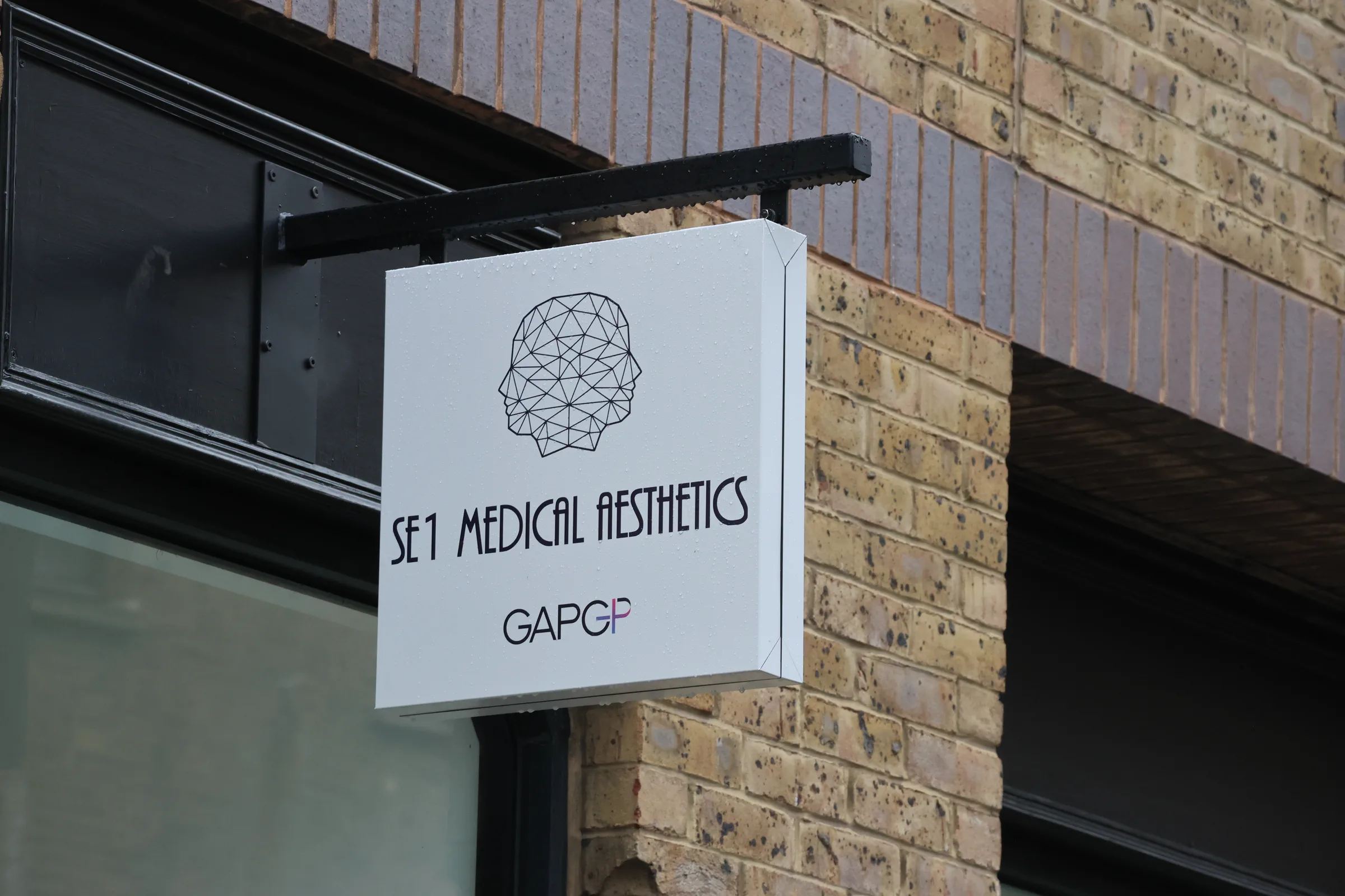 SE1 Medical Aesthetics and GAPGP clinic sign